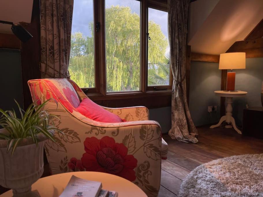 Stylish 2-Bed Cottage With Secure Parking Winforton Exterior foto