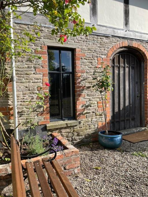 Stylish 2-Bed Cottage With Secure Parking Winforton Exterior foto