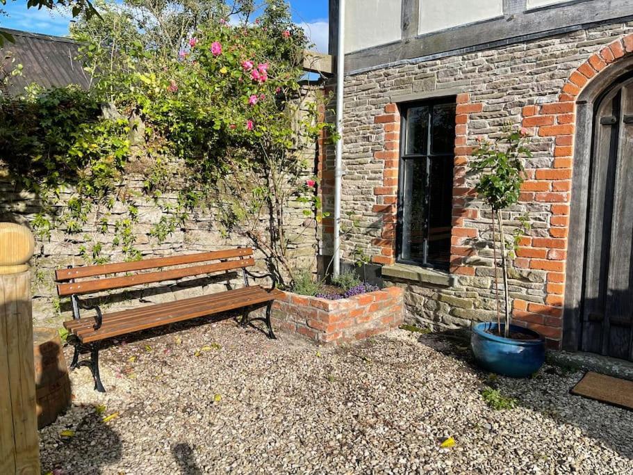 Stylish 2-Bed Cottage With Secure Parking Winforton Exterior foto
